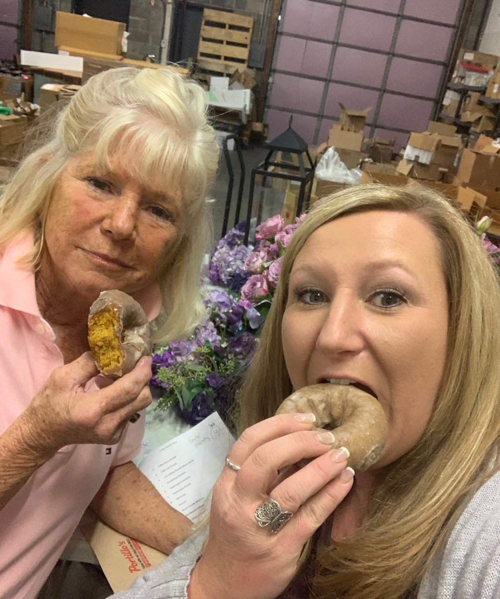 OneofaKindEvent's tweet image. It’s wedding day, ya’ll!!  🥰❤️💐