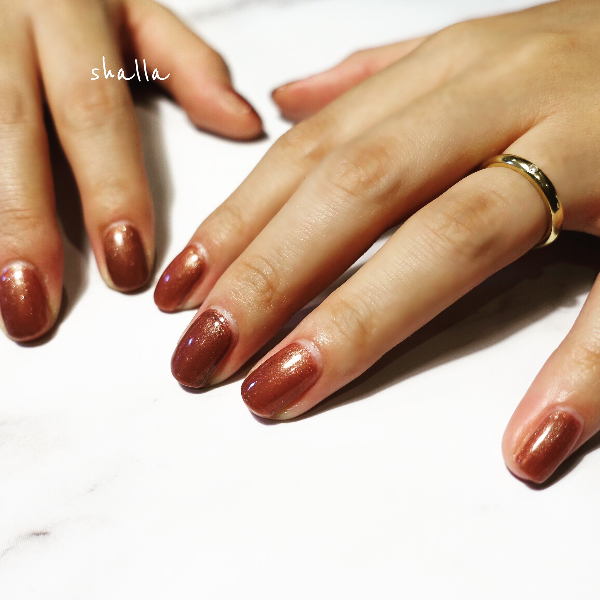 紗巴美 シャンパンゴールドのカラーにブラウンとレッドを足して女性らしいレッドゴールドのネイルに ネイル ネイルアート ジェルネイル デザイン 冬ネイル 単色ネイル 大人ネイル マニキュア 女子ネイル 秋ネイル パラジェル ベラフォーマ べ