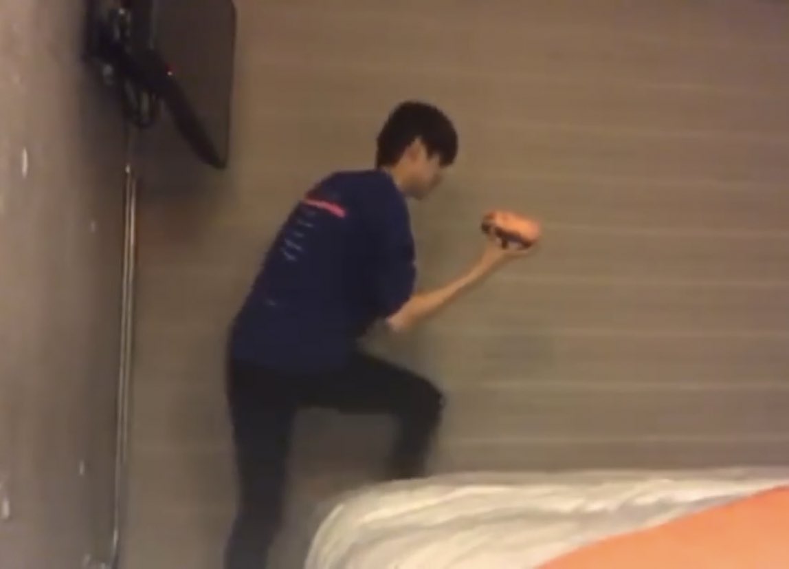 mat_pal_please's tweet photo. 도넛들고 탈주❓하는 김민규 귀여워 #We_Need_BY9 https://t.co/vBX84rCR8A