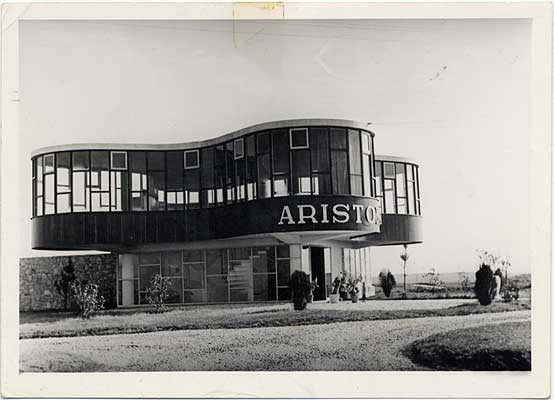 cremetoursBA's tweet image. Yesterday I signed a contract w/ the owners of Marcel Breuer’s Parador Ariston, Mar Del Plata. I have 6 months to raise funds to acquire it w/ my foundation. I will also launch an international crowdfunding campaign for it’s restoration. @savetheariston_arg on insta for updates!