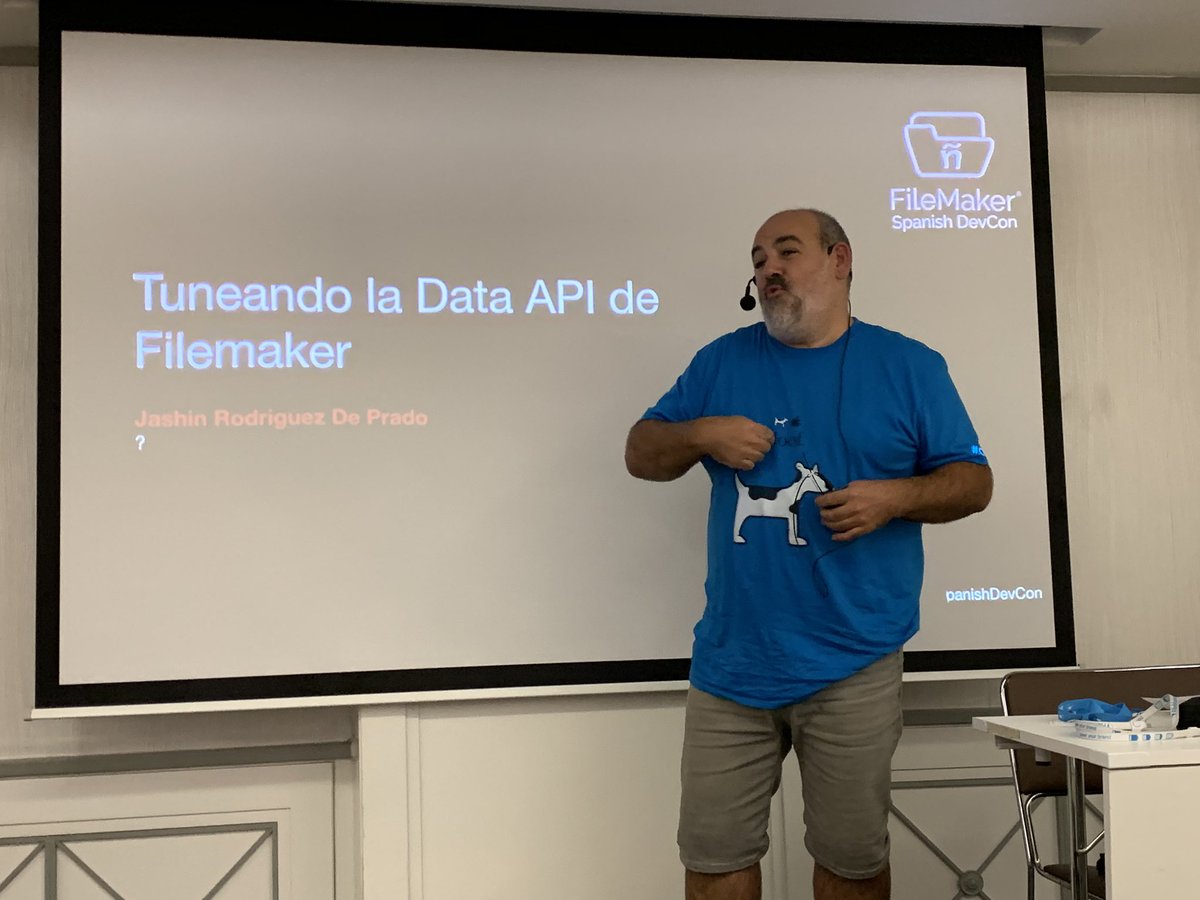soyjavidura's tweet image. Jashin Rodríguez empieza a contarnos cómo ha tuneado la data API de #FileMaker.
(Atención a la camiseta del mítico perro-vaca).
#SpanishDevCon