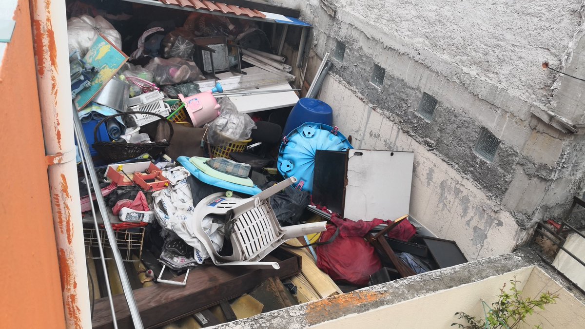 Lydia56704404's tweet photo. @Serv_Pub1921 tengo un vecino que recolecta basura, ya le han dejado notificaciones y no pasa nada. En esta semana salieron ratas de su casa al fraccionamiento. https://t.co/PxbXMiELfc