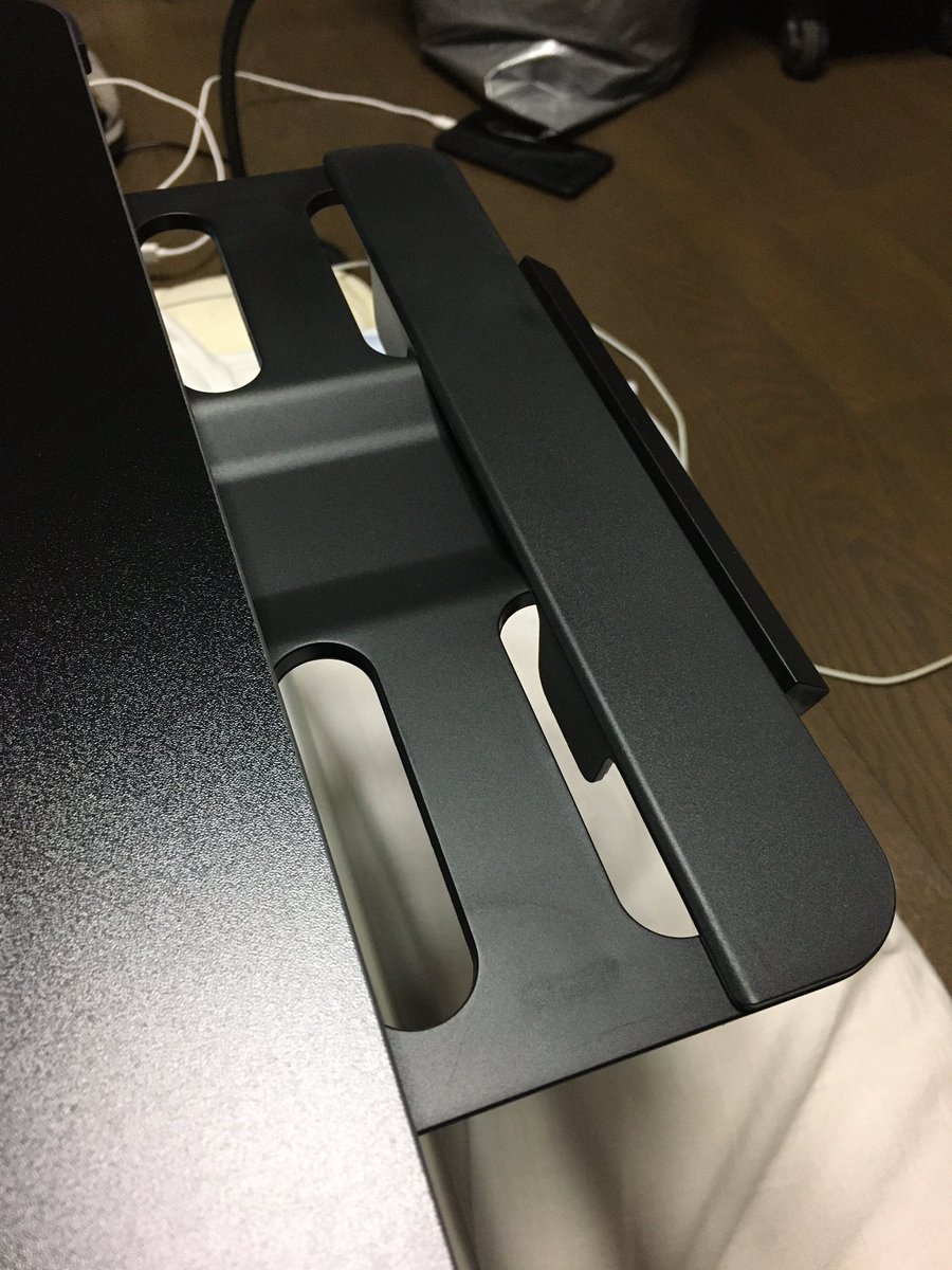 Shoko Ogushi これ 下手なデスクを買うよりよほどいいわ 布団やベッド ソファーで過ごす人には絶対にオススメ 椅子も いらない 普通のデスクの上に置けば スタンディングデスクにもなるのでは 被災しなかったら目を留めなかった逸品 よき出会いに