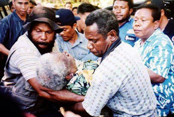 Hari ini, 18 tahun yang lalu. Pemimpin politik #Papua, Dortheys Hiyo Eluay dibunuh militer Indonesia. 
Remember, Penjajah tetaplah penjajah!!