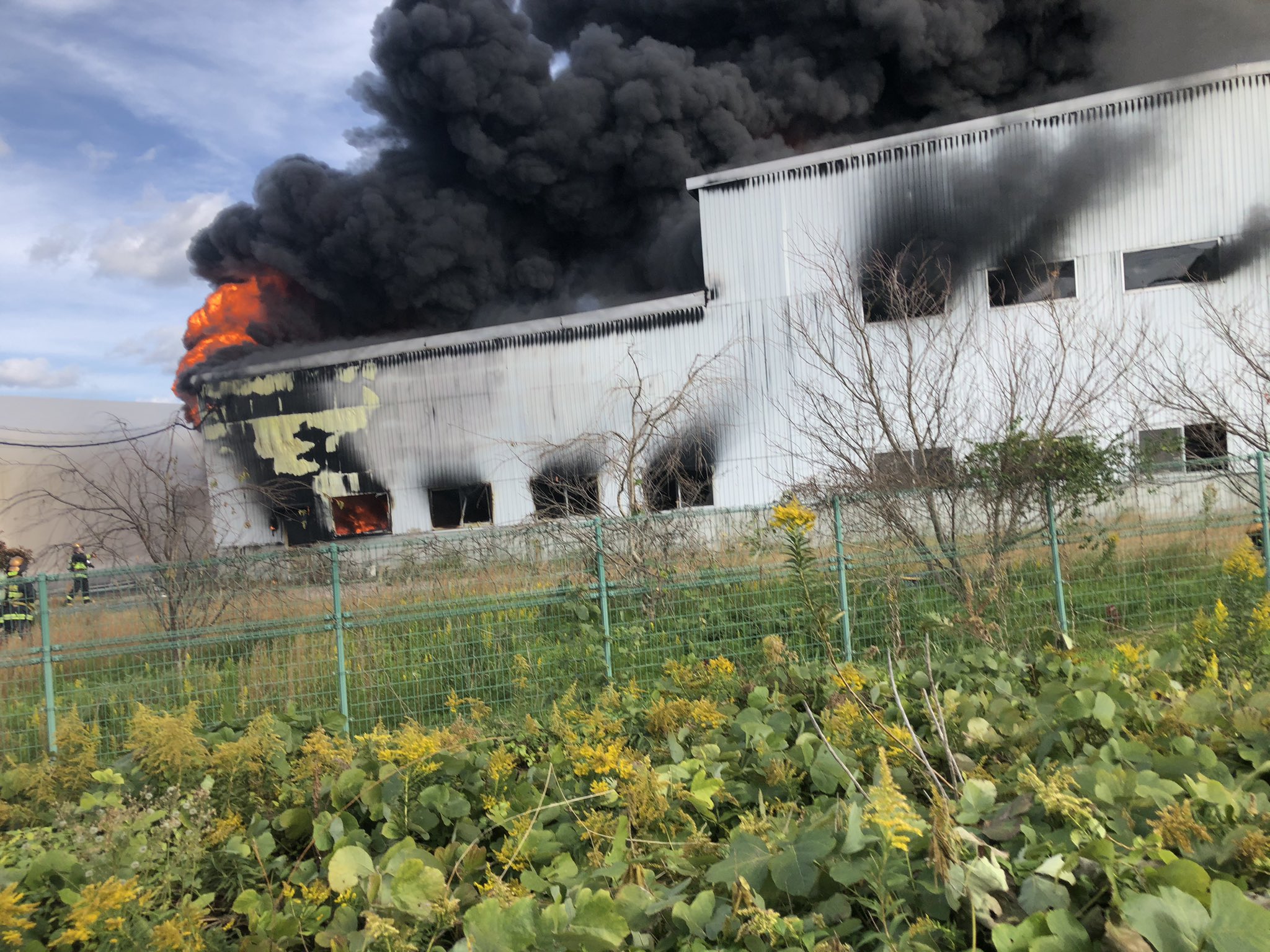 鳥取市船木の津ノ井工業団地の工場が火事になっている画像