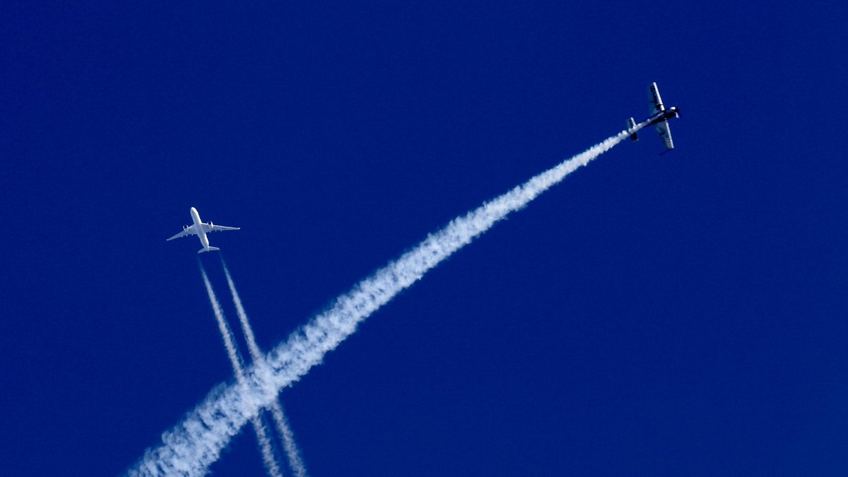 ん!? おおお!!
室屋さんのExtra300とJALさんのA350が高度差タッククロス

#岐阜基地航空祭