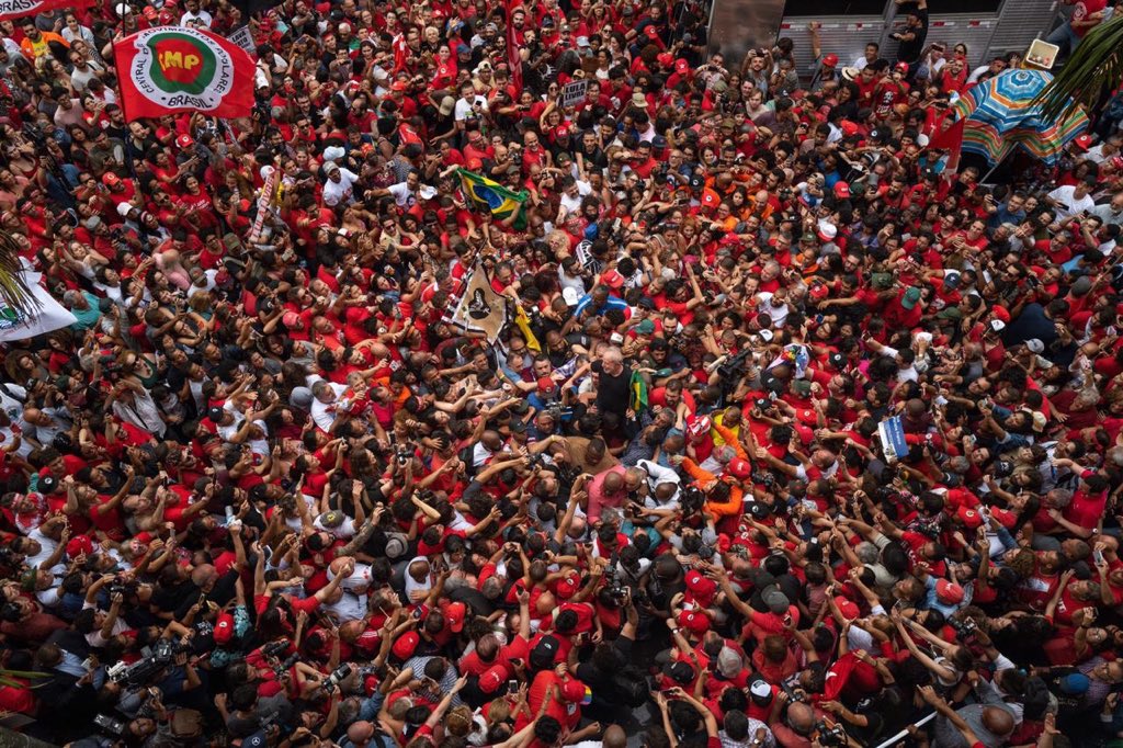mariadorosario's tweet image. “Tentaram nos enterrar mas não sabiam que éramos sementes”.

Hoje no ABC Paulista com @LulaOficial. ❤️🇧🇷

Foto: Francisco Proner