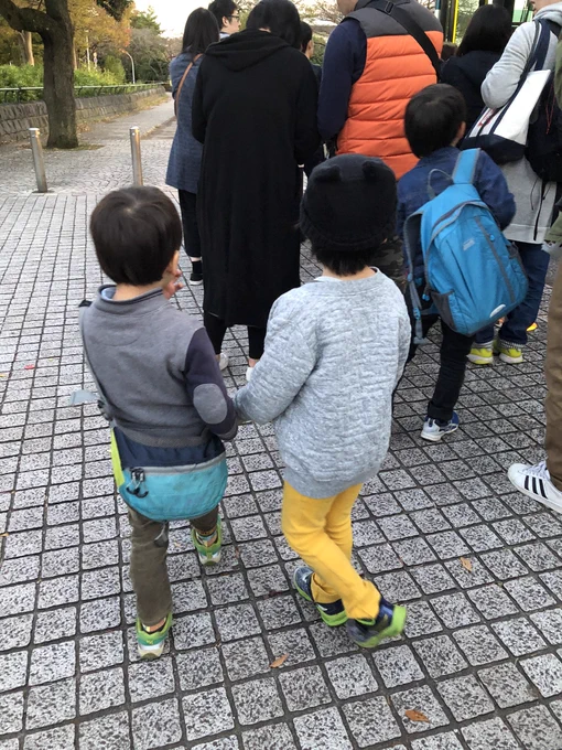 昨日帰り3歳の子に手をつながれてたのかわいかった 