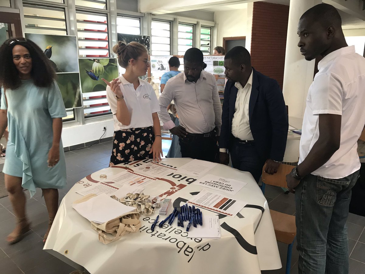 GaelleFornet's tweet photo. Plus ça va plus j’aime la #FDS et vous savez quoi ? je crois que je ne suis pas la seule. On n’arrivait pas à fermer les stands aujourd’hui à Cayenne. Super journée, merci à tous #80anscnrs #LEEISA @CanopeeSciences @univguyane @ComAuCarre @CebaLabex https://t.co/KrFHdYX6uN