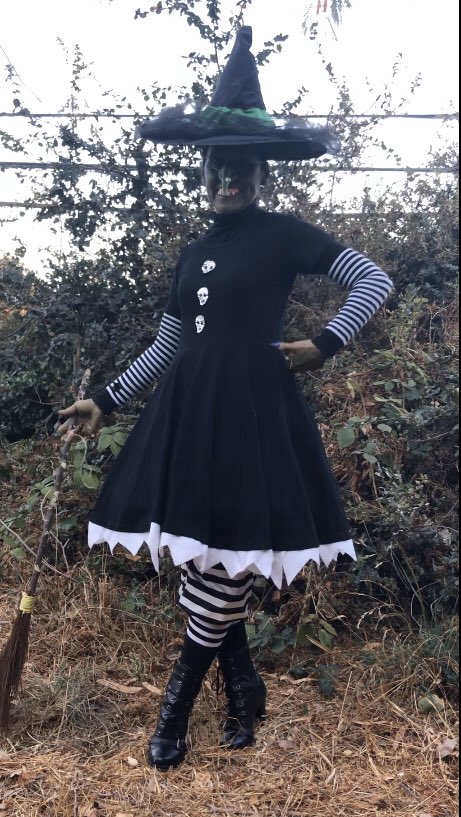 LadyLurid's tweet photo. My first #cosplay Zeldaborne the little witch from A Nightmare Before Christmas 🧙🏼‍♀️ Made it all myself even the broom #Zeldaborne #Witch #LittleWitch #nightmarebeforechristmas #Irmart #costume #design https://t.co/OpmdrLp9ov