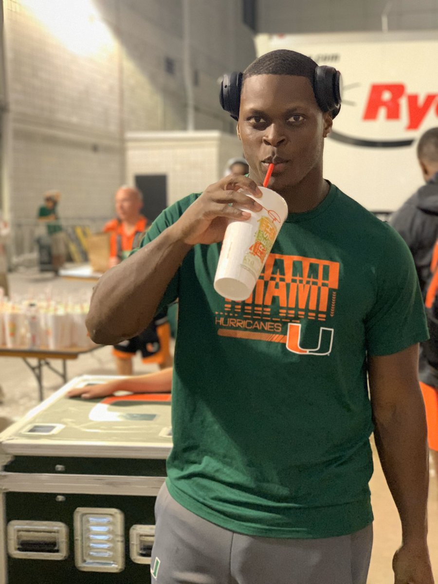 CaneFBNutrition's tweet image. THAT’S JUST HOW WE DO IT👏🏽👏🏽.  

One of our seniors, @OgBoobie_Shaq always leading by example on and off the field💯.

#homegamewin #fuelingright #postgamerecovery #seniornight #homecoming #fuelingthecanes #itsallabouttheu #miamihurricanes