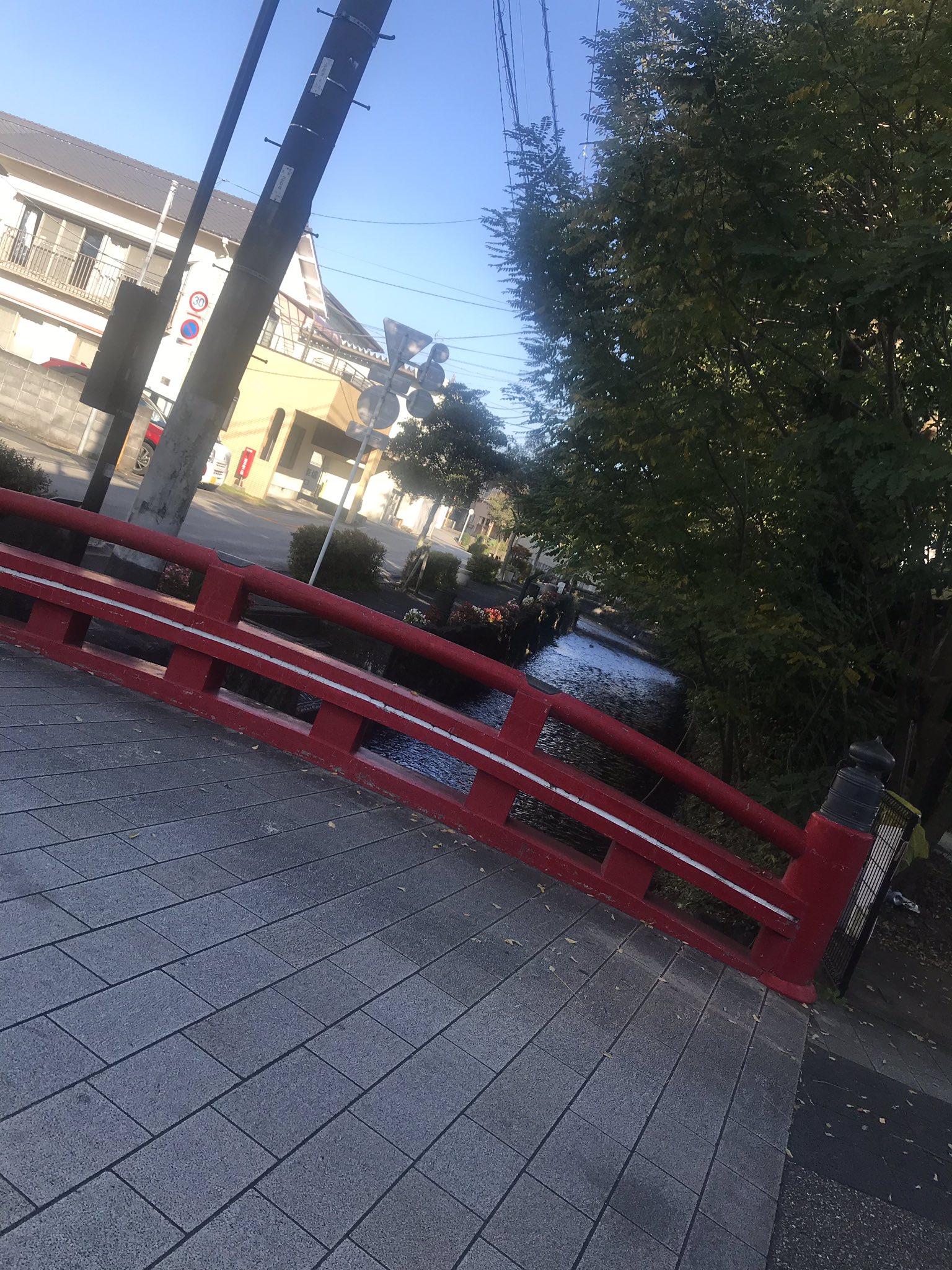 シェーノ 洋風の水路を作った直後に和風の水路の画像 Wドブ川ではなく 公園などから湧水が流れている川です 以前 鮎の小川 のある庵は作ったけど もっと街中な 町家風の家々や寺社の間の 和風の水路のある風景も作ってみたら面白いのかもしれない