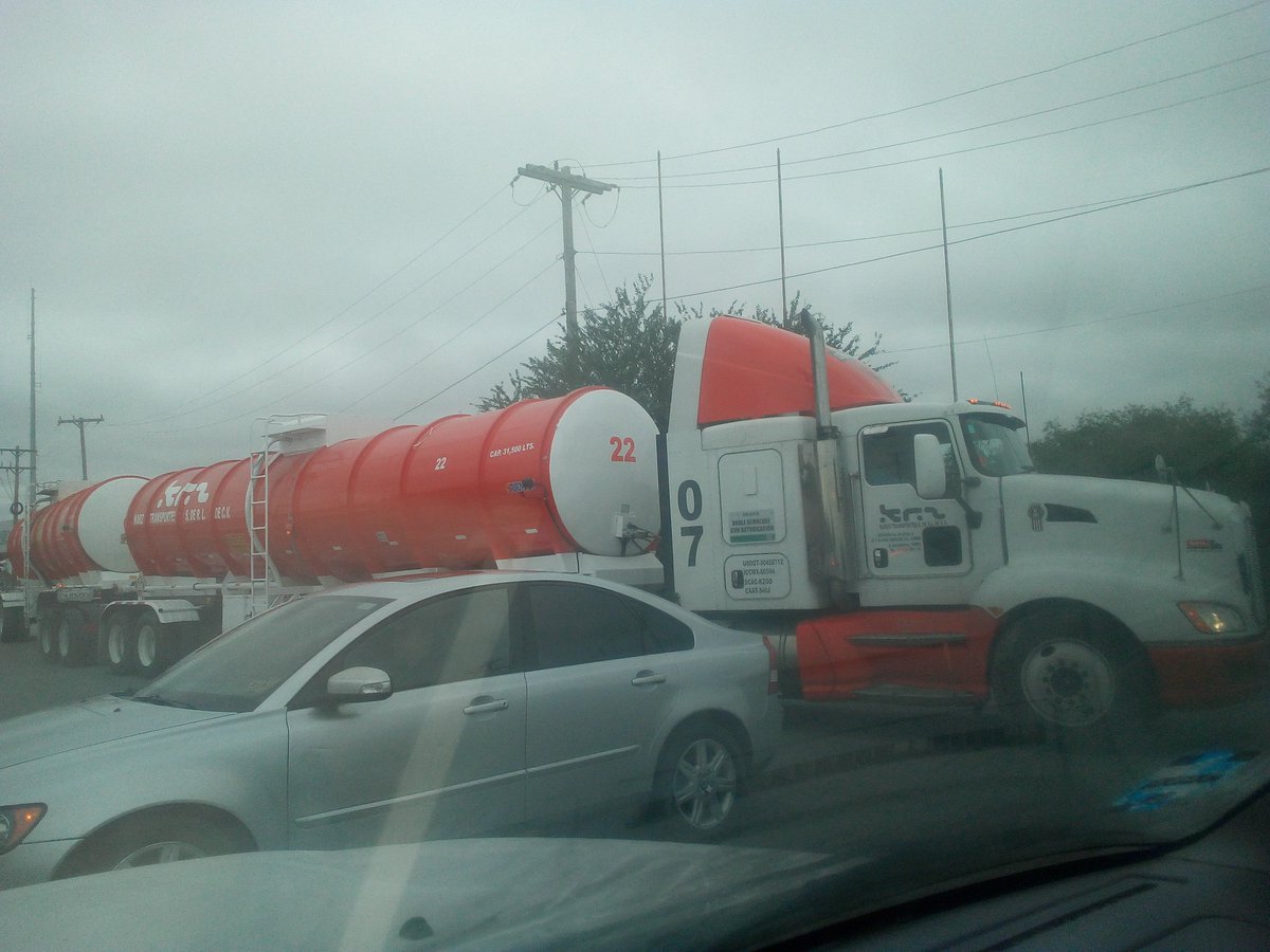 Desprden en la ciudad, cruceros descuidados, todos se atraviezan. No respetan los altos, circulación niel sentido. Aqui en Matamoros en quinta Real y sí, es un camión de Karso.  ;)