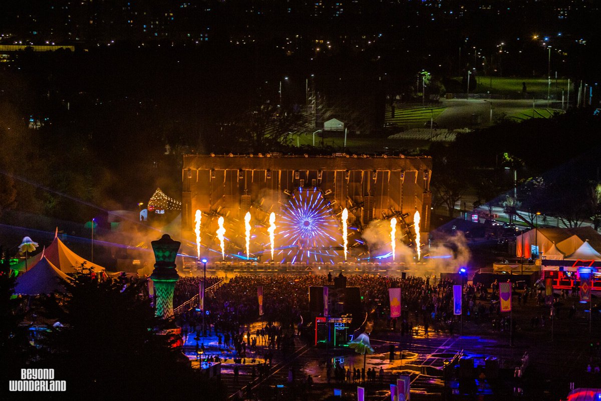 Cayó la noche en el mundo que hay más alla del país de las maravillas.
🌌🎡🎩