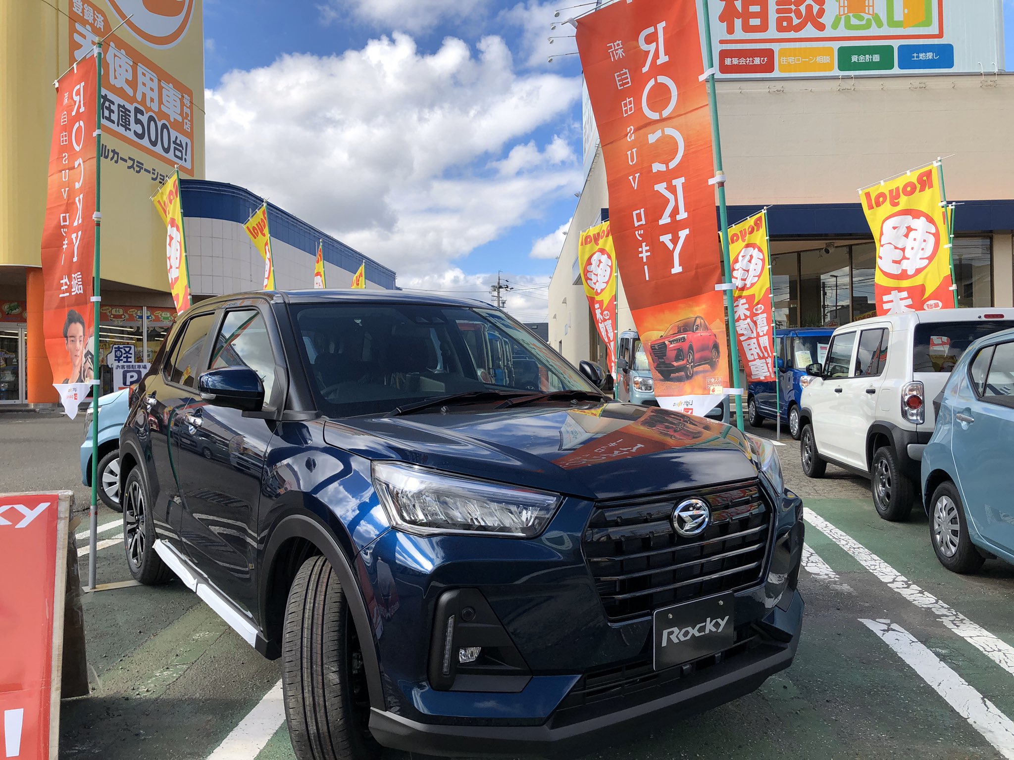 株式会社ロイヤルオートサービス 新型ロッキーがロイヤルカーステーション へやってきた 新型ダイハツロッキーが ロイヤルカーステーション 松本村井店へきましたよ コンパクトsuvなのにこの室内 荷室の広さはピカイチですね