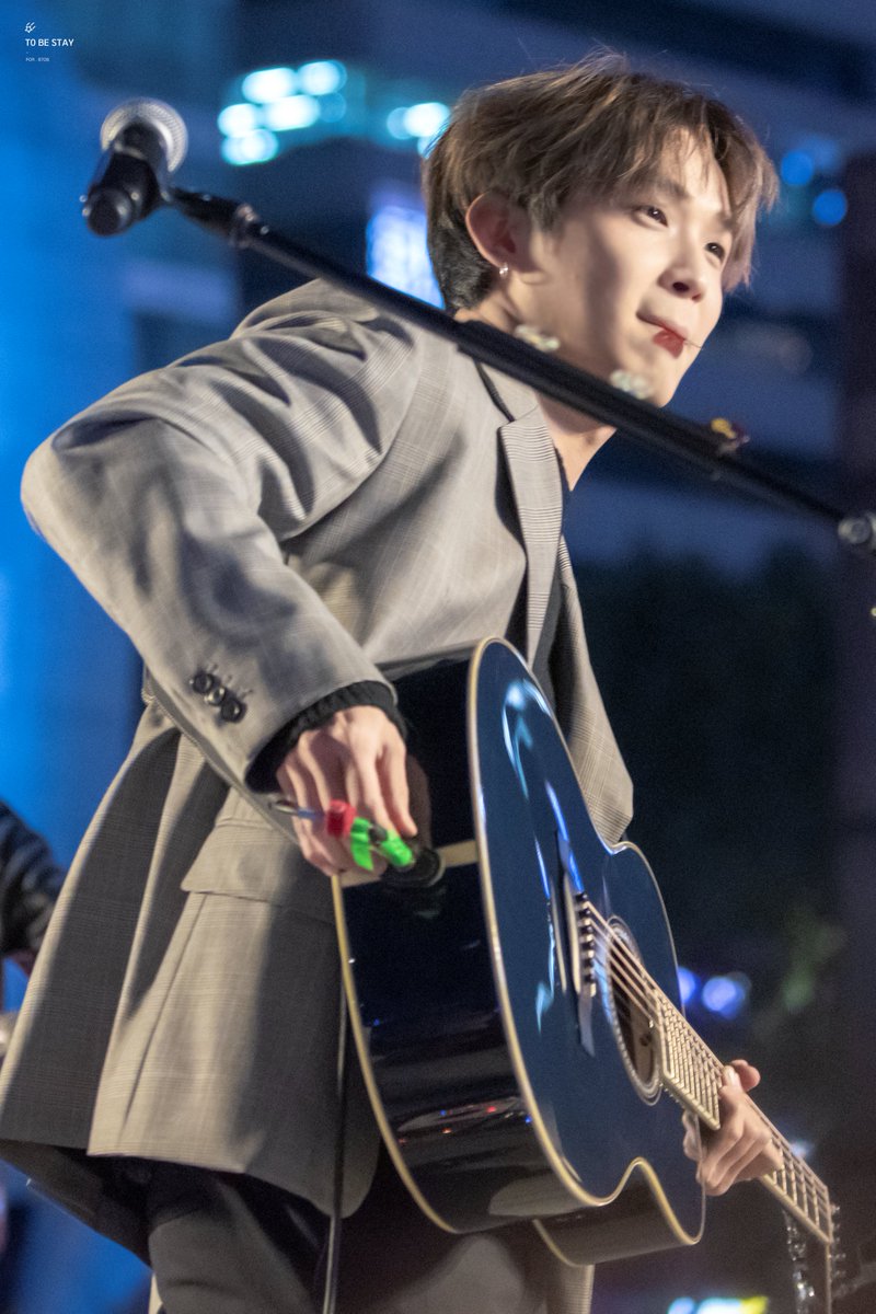 STAY_FOR_BTOB's tweet photo. 191109 코엑스 버스킹 
#임현식 #현식 #비투비 #BTOB
@BTOB_IMHYUNSIK 

아악 입에 피크 무는거 반칙😵

💖https://t.co/8Xlhkmxf5q
💖https://t.co/rlxSAcAdOH https://t.co/DyfqCBYYzA