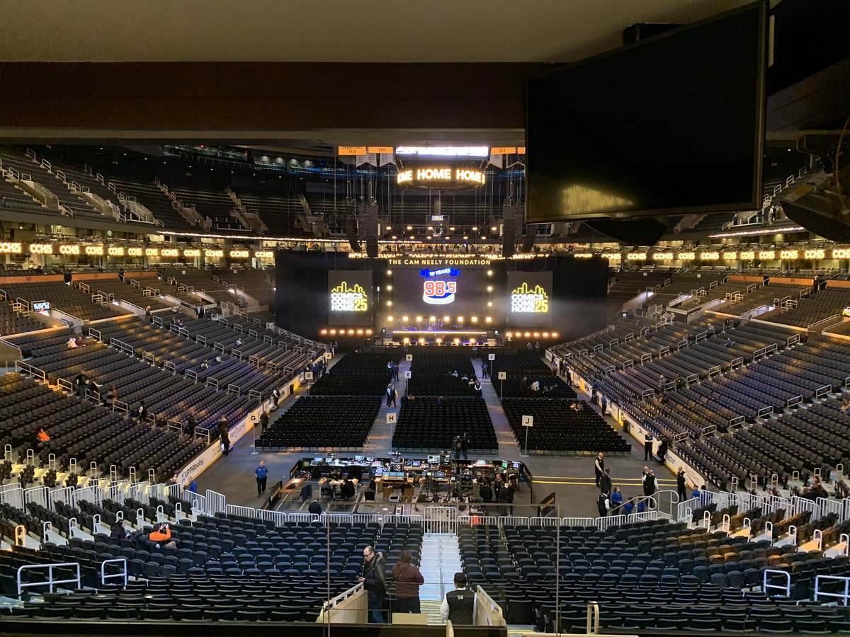 TheBestSeatsVIP's tweet photo. Tonight: our VIPs grubbing on the best of the best in the #Boardroom at #TDGarden! #ComicsComeHome #ComedyShow #VIPPasses #AllAccess #VIPBuffet #WeekendFun #BostonConcierge https://t.co/H5x8DmbxLZ