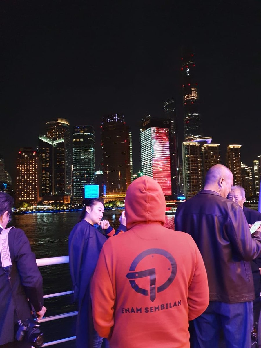 "Kenikmatan terbesar dalam hidup adalah berhasil melakukan sesuatu yang orang lain kira Anda tak mampu melakukannya."-Walter Bagehot