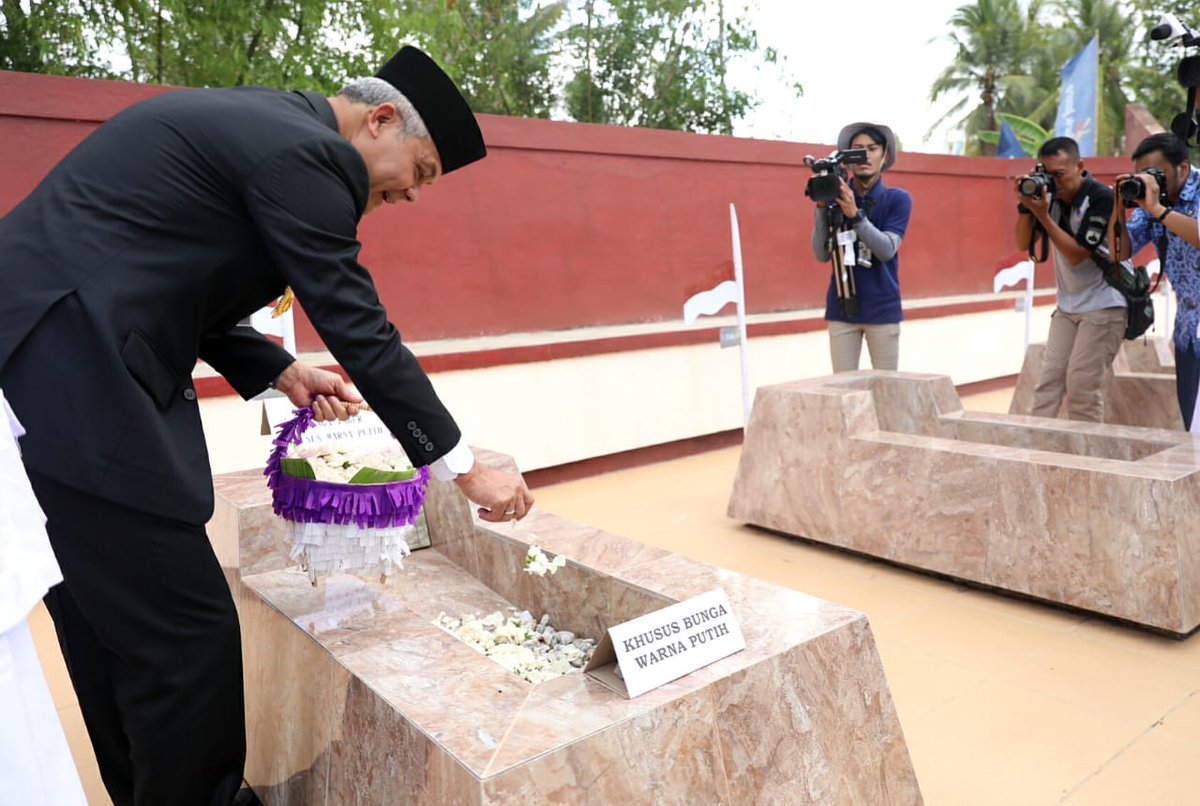 ig: @AsliPoerworedjo TANPA KITA BEDA JALAN CERITA! (@aslipoerworedjo) on Twitter photo Tampak Gub <a href="/ganjarpranowo/">Ganjar Pranowo</a> saat sedang berziarah ke makam Pejuang Tentara Pelajar di Desa Wareng.
#HariPahlawan Tampak Gub <a href="/ganjarpranowo/">Ganjar Pranowo</a> saat sedang berziarah ke makam Pejuang Tentara Pelajar di Desa Wareng.
#HariPahlawan