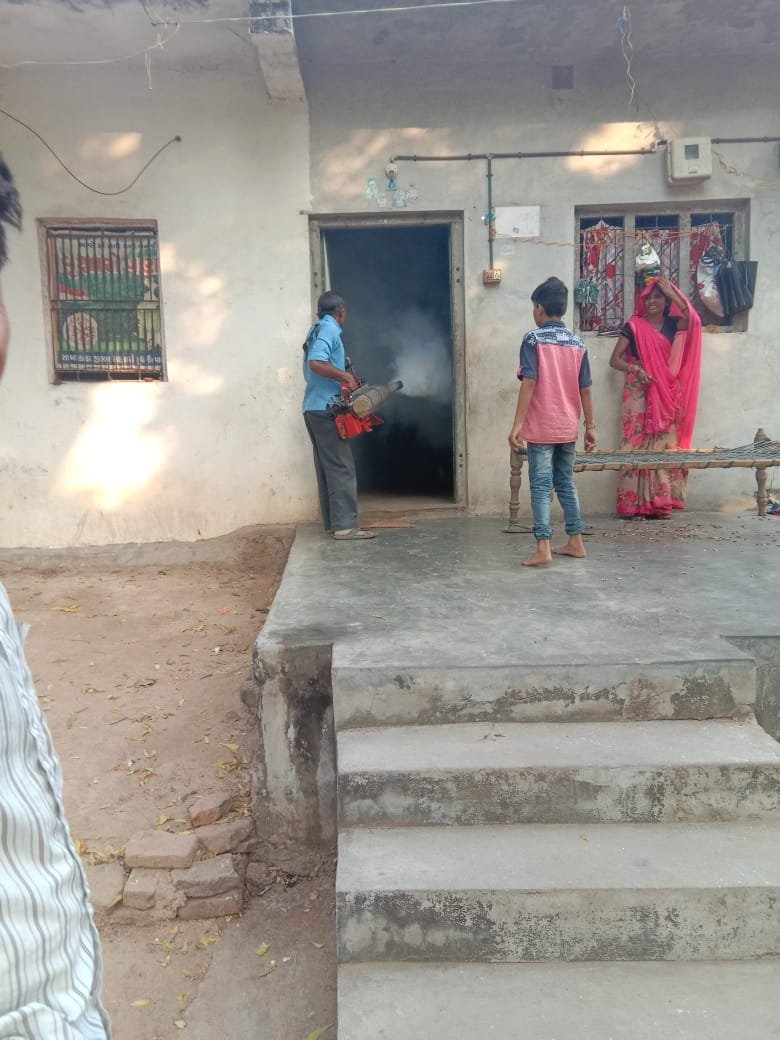 CdhoSabarkantha's tweet photo. Fogging activity in #Goral village PHC #Mudati. Idar Block. https://t.co/0hGd6Iz63z