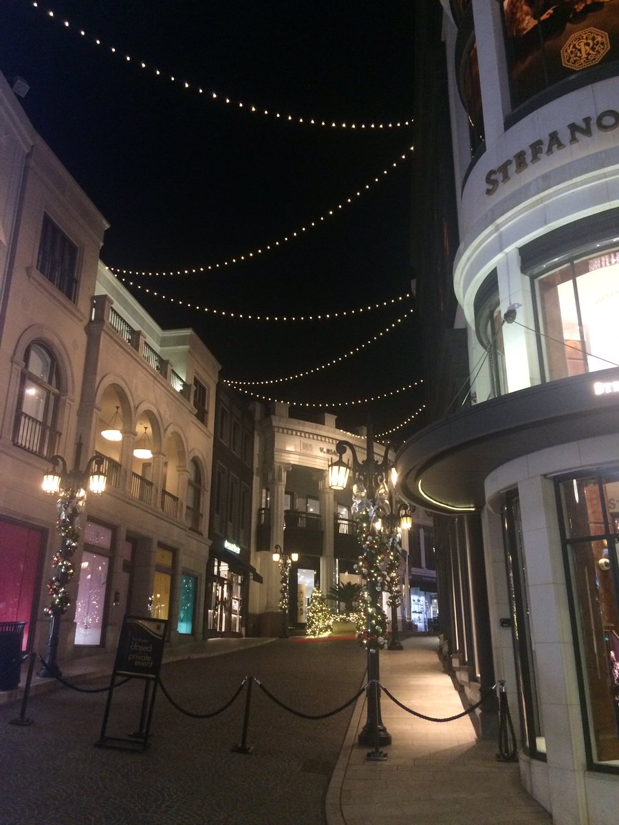 Rach_Ranz's tweet photo. Beverly Hills is so pretty at night ๐๐ these photos don't do it justice #aussieinla https://t.co/XoMkP4Ua9z