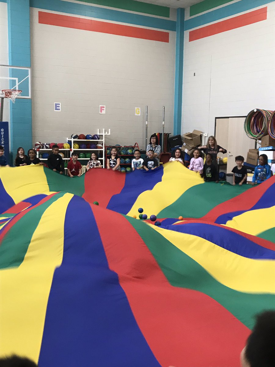 willbernpe's tweet photo. Always so many smiles & laughter with parachute activities #bewillbern #willberntweets https://t.co/QGwE8H5krH