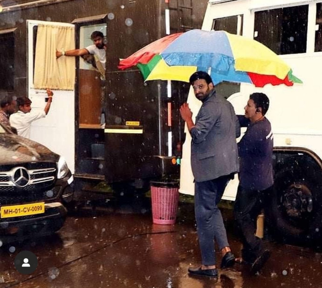 Vaishali Gangodkar on Twitter: &quot;Sudden #MumbaiRains rains affects the  #shooting &amp; Darling #prabhas has to run in a hurry towards his vanity van  with the help of colourful umbrella . UNSEEN THROWBACK