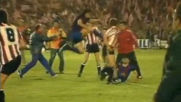 10MarcioBrito's tweet photo. Vcs já devem ter visto imagens daquela famosa pancadaria entre @FCBarcelona e @AthleticClub em 1984 em que Maradona bateu e apanhou de forma épica né?
Mas sabia que aquilo ali começou três meses antes?

https://t.co/P6AVieBxsn https://t.co/dS1ZBhBrWY