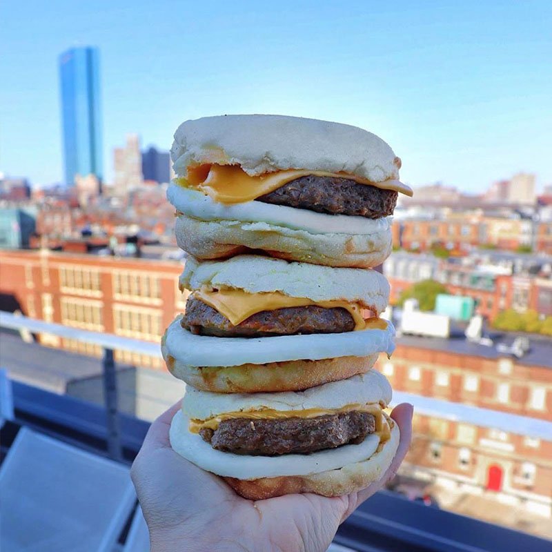 ....and we're not done celebrating! @dunkindonuts is offering FREE samples of the Beyond Sausage Sandwich tomorrow & Saturday from 8 am - 10 am. Go get that plant-based great taste 😏
*Price and participation may vary. Limited time offer. Samples are bite-sized. 📸@Bostonfoodgram
