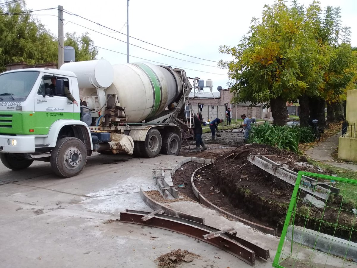 Falvarezdecelis's tweet photo. Estamos pavimentando arterias importantes en #CarlosCasares para mejorar la accesibilidad y seguridad vial de la ciudad. Una inversión de 14.8 millones para que los vecinos de #PBA tengan #UnMejorLugarDondeVivir. 

Porqué las #Obras son para siempre.

Se #empiezan y se #terminan. https://t.co/Bh6yWEwMPF