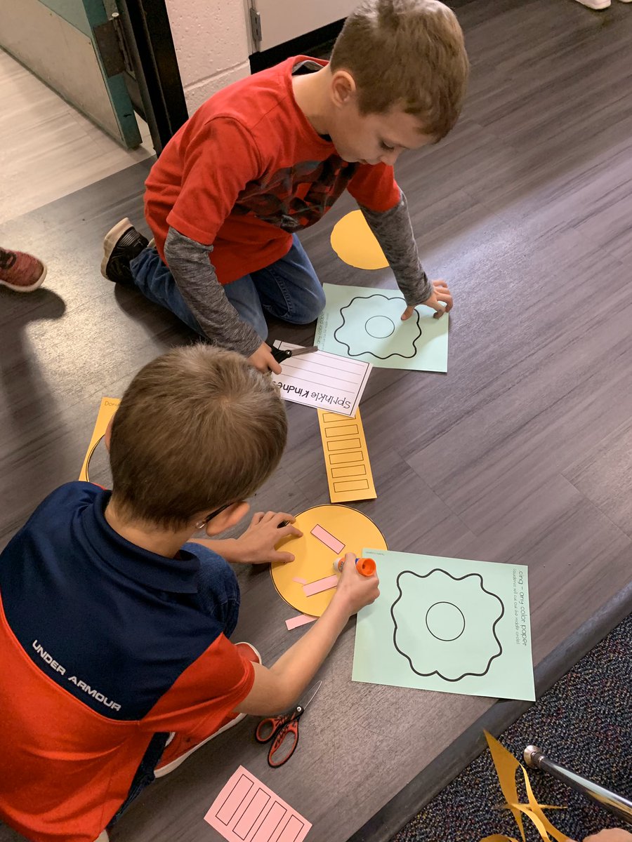 Our first kind kids club meeting was a success! Thanks for hosting <a href="/MrBoydClassroom/">Mr. Boyd</a> 😊 First graders enjoyed learning about how they can sprinkle kindness to other people! 🍩 #choosekind