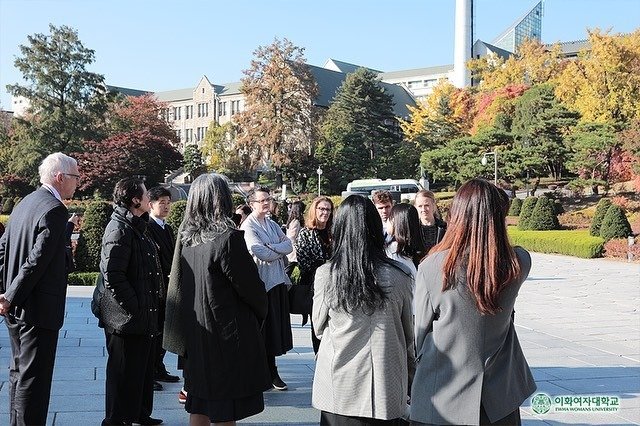 EwhaWomansUniv's tweet photo. [2019 PREMIER EWHA COLLECTION] Make sure to check the ECC Valley video sketch

Date: 2019/11/8(Fri) 7-8PM
Place: ECC Valley
Inquiries: Office College of Art  &amp; Design
#ECC #fashion #show #college #design #art #ewha #collection #checkitout #IFFTI #IFFTI_2021 #designer https://t.co/sRecwkTG0O