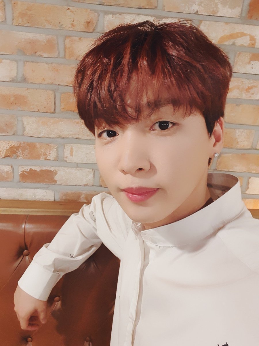 jeongsewoon_twt's tweet photo. [#정세운] 데뷔 800일 기념😍
앨범 포토카드에 실리기 위해 많은 노력을 했던! 세운군의 비하인드 셀카 공개😹 #JEONGSEWOON https://t.co/IcFo8loZ1a