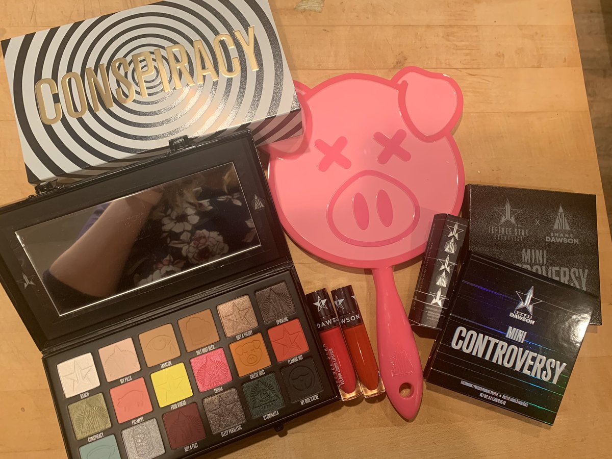 ashleywalchok's tweet photo. omg omg omg 🐷🐷 @shanedawson @JeffreeStar https://t.co/Ny2zEURSQj