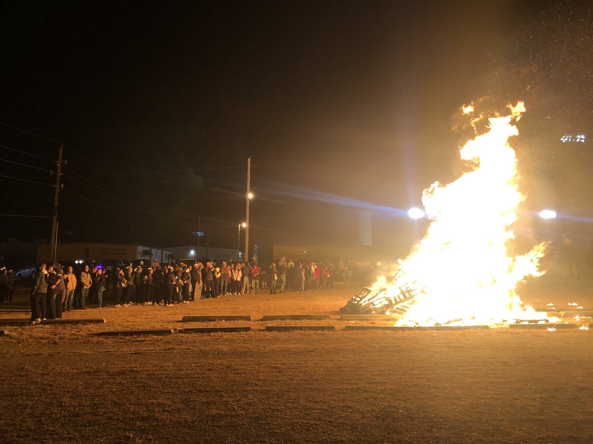 ChickashaFB's tweet photo. We have an amazing community and want to thank everyone that came out to support our team tonight. @ChickHigh20 @chickhigh21 @ChickHighCoop @chickhighstuco @chickashapom @ChickStuCo #AAAO #BEATDARKO (Thread) https://t.co/K2NFCwLndl