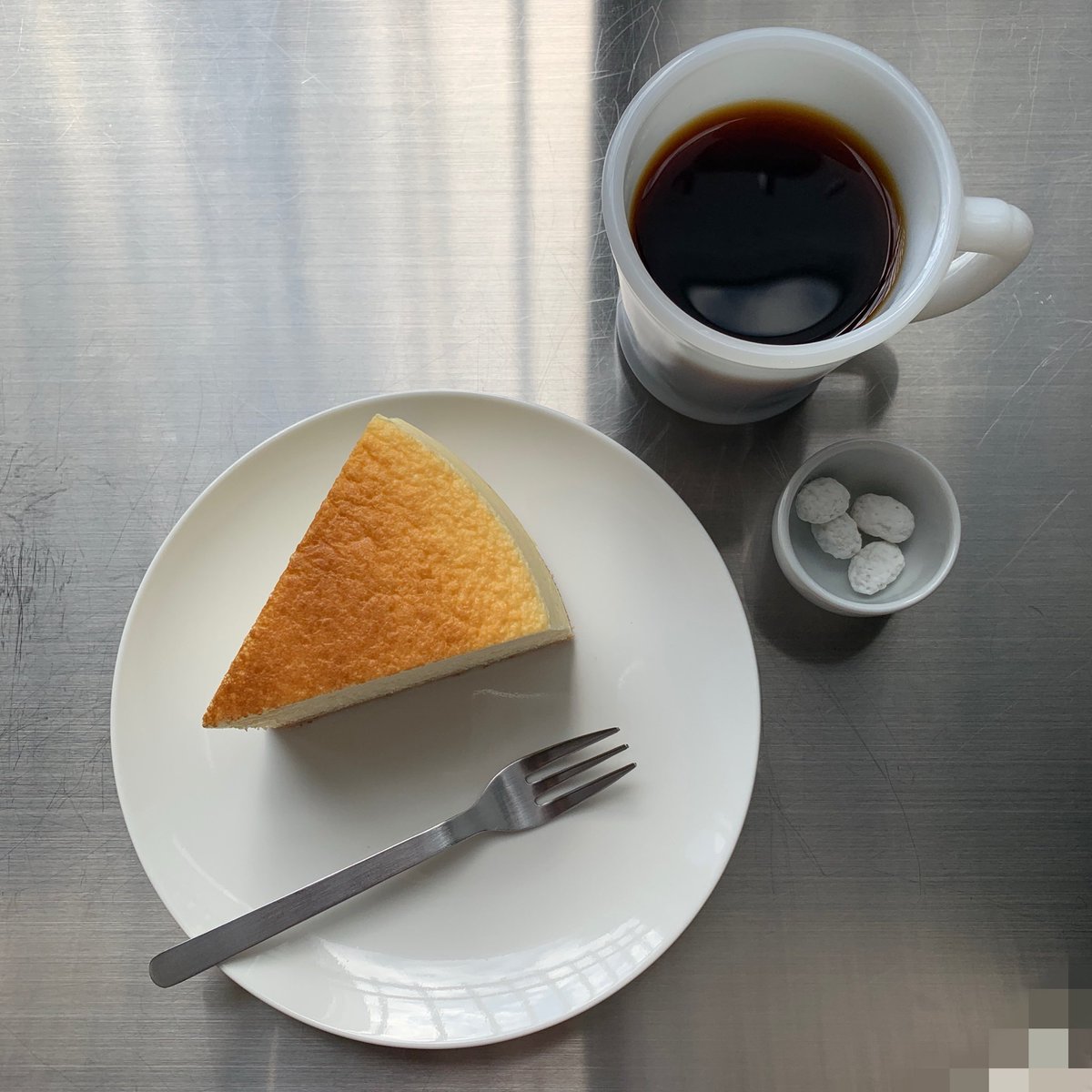 ট ইট র 庵 お取り寄せ中 旭川市豊岡7条3丁目にあるearle Coffee Shopさんで ブレンドコーヒーとニューヨークチーズケーキを お茶うけに旭豆がいただけるお洒落なカフェ 病院をリノベーションした店内は特に男性好みのスタイリッシュな空間で素敵です