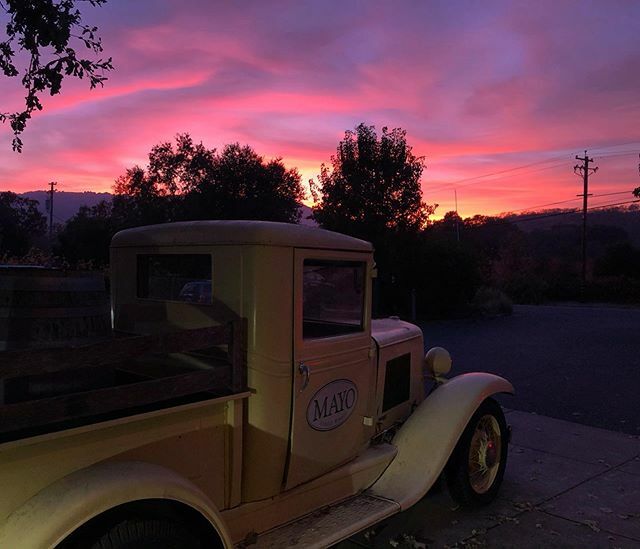 The sunset tonight is pretty special!!! #tastingwithaview #sonomasunsets #sonomavalleywines #1931chevy #stunning ift.tt/2NQ7dld