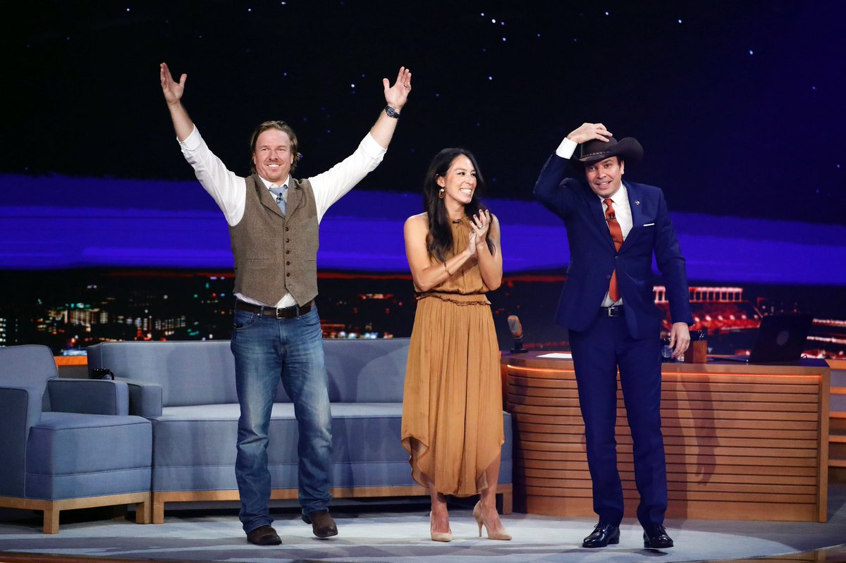 chipgaines's tweet image. We gave @jimmyfallon a big Texas welcome! #FallonatUT #texas2Step @fallontonight 📷: Andrew Lipovsky/NBC