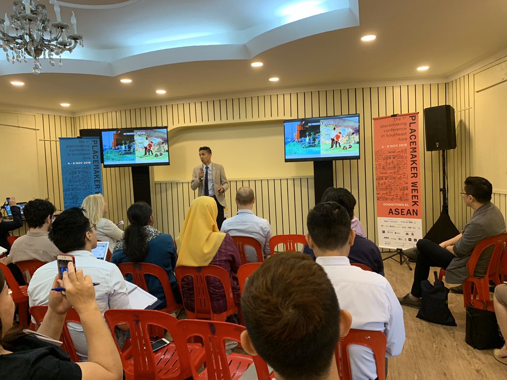 Perhaps the first #Placemaking ordinance was developed by <a href="/sfgov/">City of San Francisco</a>: sfplanning.org/project/places… @Boy_Wonder shares his work with an engaged crowd at #PlacemakerWeekASEAN. #placegovernance <a href="/mythinkcity/">Think City</a> <a href="/Stipoteam/">Stipo</a> #PlacemakingUS
