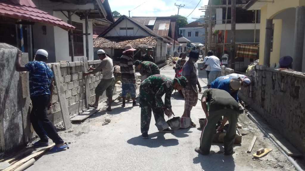 Korem033's tweet image. Bantu Masyarakat, Satgas Yonif RK 136/TS Gotong Royong Membangun Pagar Desa korem033wp.mil.id/2019/11/08/ban…