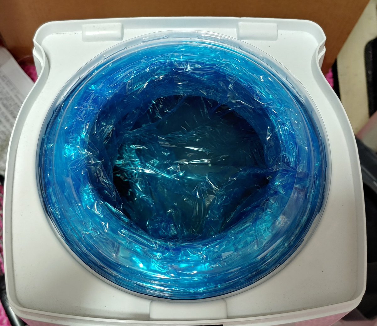 때마침 몇주 전부터 리터라커 리필 대용으로 많이 알려진 착한리필을 쓰고 있었습니다. 리터라커 리필 용기에 착한 비닐을 꾸역꾸역 넣은 모습 ㅜㅜ 그리고 리터루를 넣은 모습입니다. 리터루는 그대로 꽂아 넣기만 하면 되서 무척 편리하네요. 사용 후기는 일주일 후에 올릴게요!