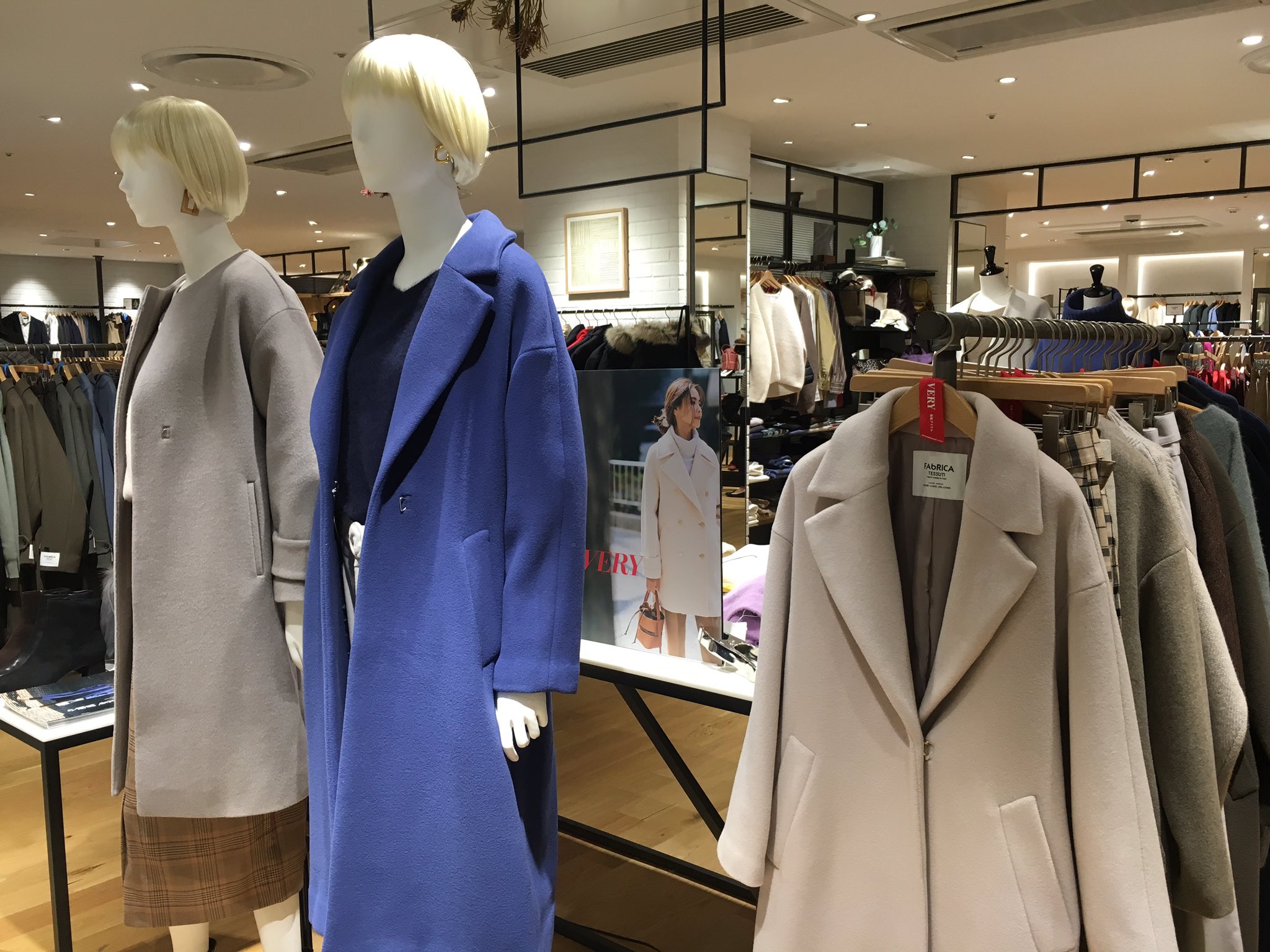 ルミネ横浜 Al Twitter 5f ユナイテッドアローズグリーンレーベルリラクシング グリーンレーベル より 雑誌very掲載の Fabrica のチェスターコートが入荷中 旬なブラウンにも映えるロイヤルブルーの色味で ぐっとこなれた上品な印象に 他のカラー