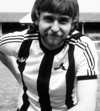 OldNottsShirts's tweet photo. It’s still 1978.
Let’s have a closer look.
Can you name this player?
We are seeking this shirt.
#Notts #SingleMagpie #JimmySirrel #1977 #YouPies #Adidas #COYP https://t.co/UVHxvWwgUf