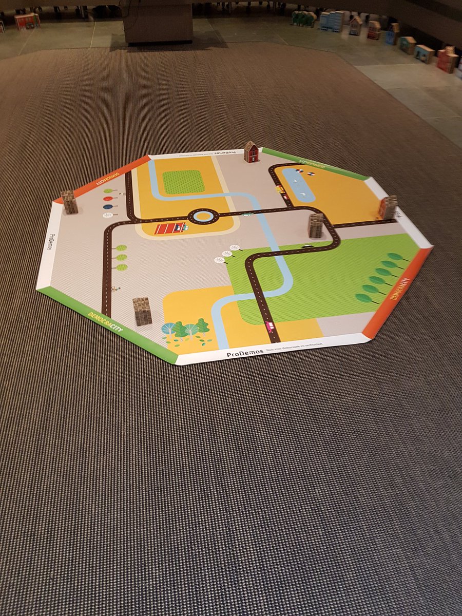 kittykruger's tweet photo. Een nieuwe dag #Democracity #Dordrecht . Leerlingen groep 7 #Beatrixschool doen ervaring op met het bouwen van een stad. #gemeenteraad #Prodemos #democratie https://t.co/EQiuQIYZJY