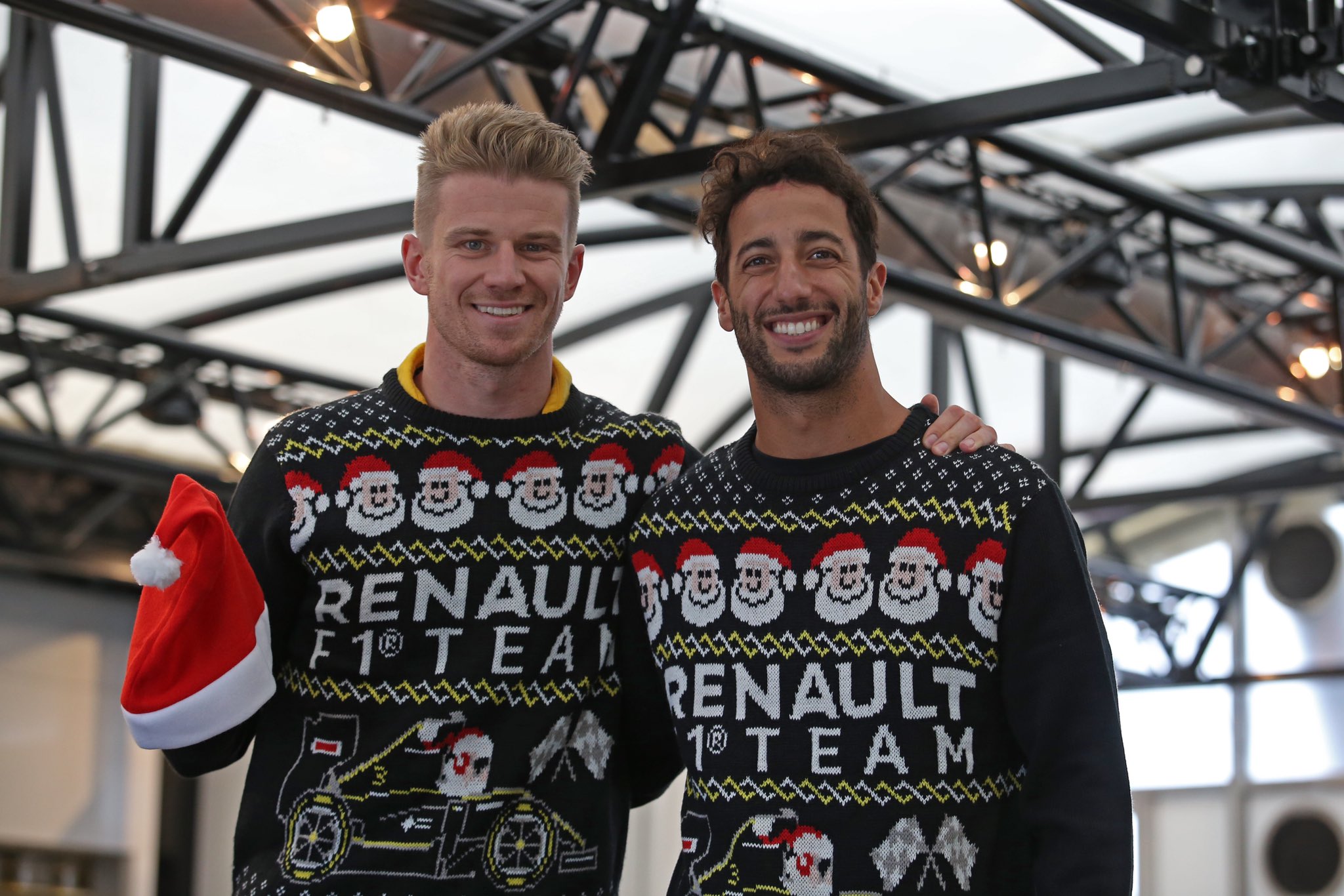 Idée cadeau : Le pull de Noël Renault F1 Team