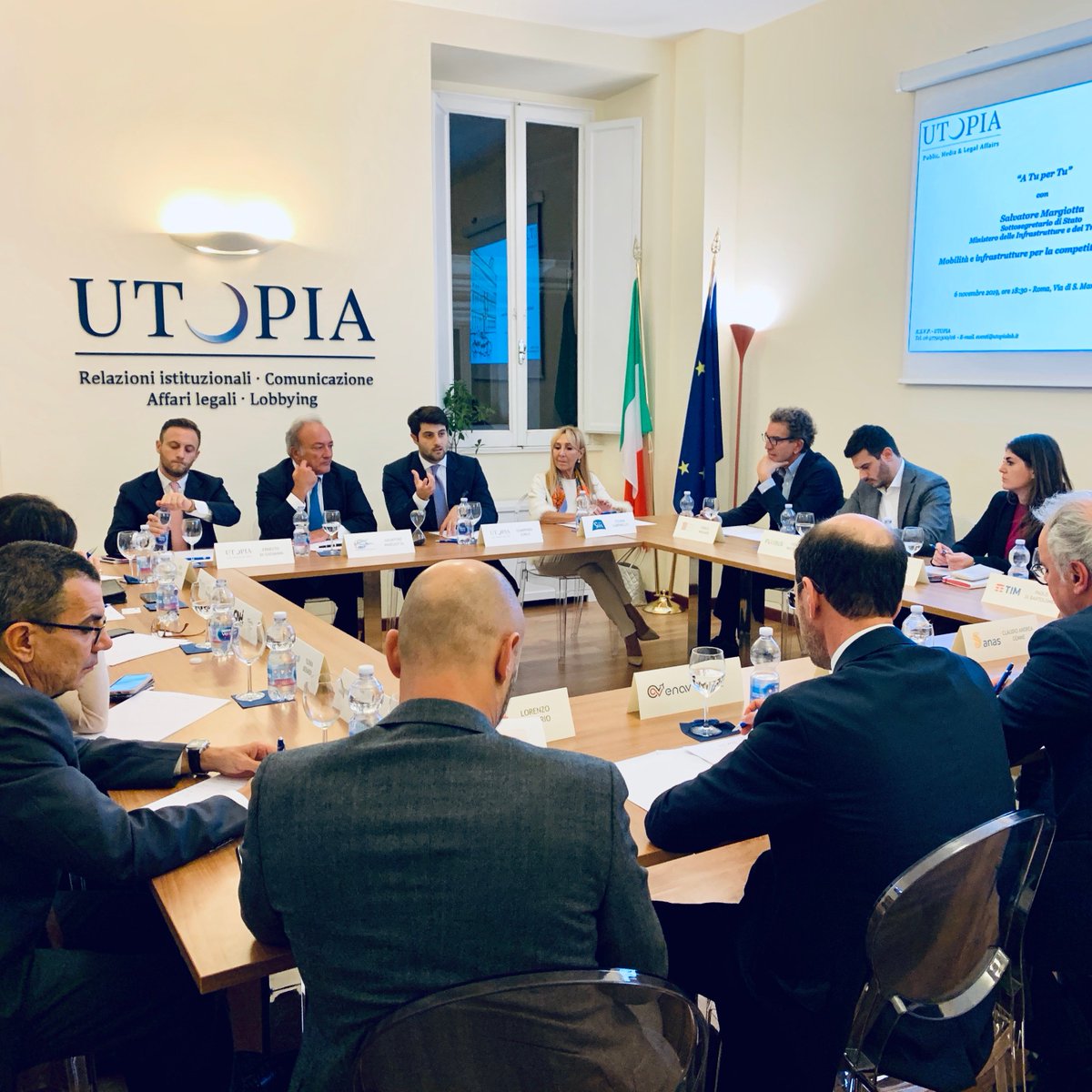 Utopia_lab's tweet photo. #Mobilità e #infrastrutture sono due elementi cardine per la #competitività del Paese e per il suo sviluppo. 
Ne abbiamo discusso durante la tavola rotonda #ATuperTu con il Sottosegretario di Stato al Ministero delle Infrastrutture e dei Trasporti @s_margiotta. https://t.co/ipnhrN9kMu
