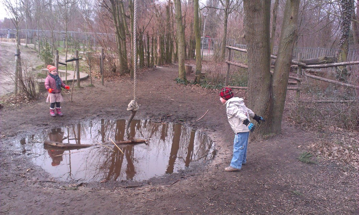 Hoe veilig is spelen op jullie schoolplein? Kom naar de werkplaatsbijeenkomst op do-avond 14 nov (va 18.45u) bij de ASV Dalton school en neem je vragen over je eigen plein mee. Info en aanmelden 033groen.nl/groeneschoolpl…