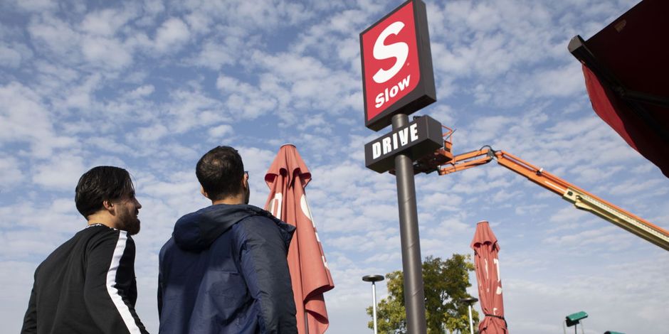 Pour encourager les automobilistes à ralentir, Quick avait était renommé 'Slow' ; un changement de nom accompagné d’une baseline spécifique  : “Eat Quick. Drive Slow”.
#naming #nomdemarque #positivenaming
dhnet.be/regions/liege/…