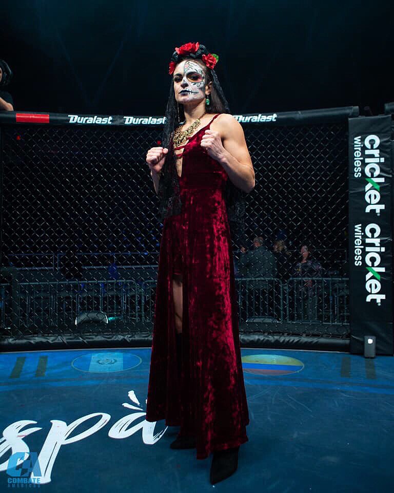 camperow88's tweet photo. @combateamericas 11/8 another version @thunderrosa22 prepares to battle 🎉
.
#MMA #mmafighter #fight #fighter #LatinoMMA #knockout #CombateAméricas #CombateAmerica #CombateSanAntonio #wrestling #prowrestling #womenofwrestling #ThunderRosa #serpentine  #NWAPowerrr https://t.co/TeL8bxRT7g