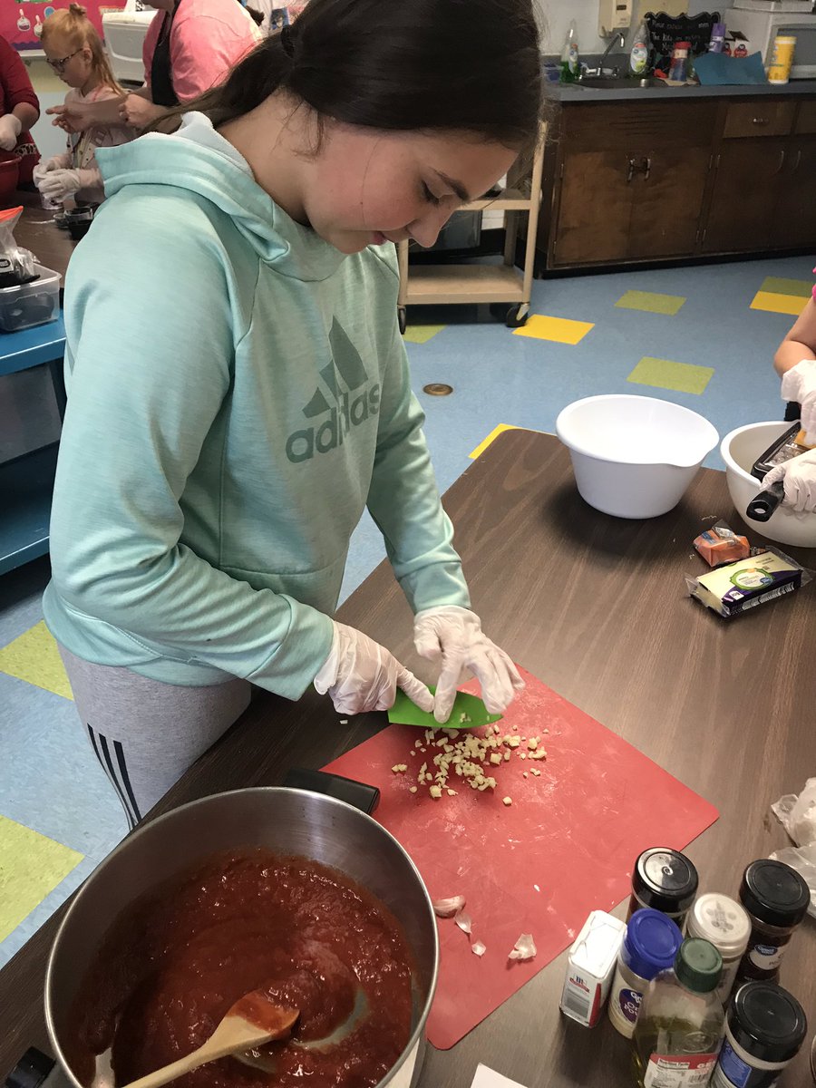 The kids had a great time this week learning how to make pizza from scratch! They made their own dough, own marinara sauce and grated cheese @BigShantyEagles @RSP21stCCLC #culinaryfun #cookingskills #futurechefs